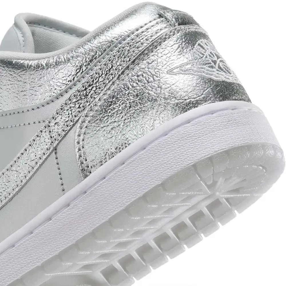 Wmns Air Jordan 1 Low SE 'Metallic Silver' 8